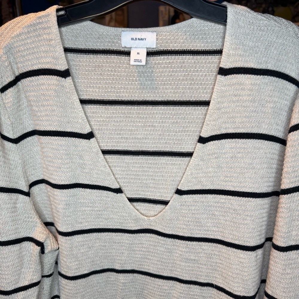 Old Navy size LX Cream and Black V-Neck Tunic Sweater - Picture 4 of 6